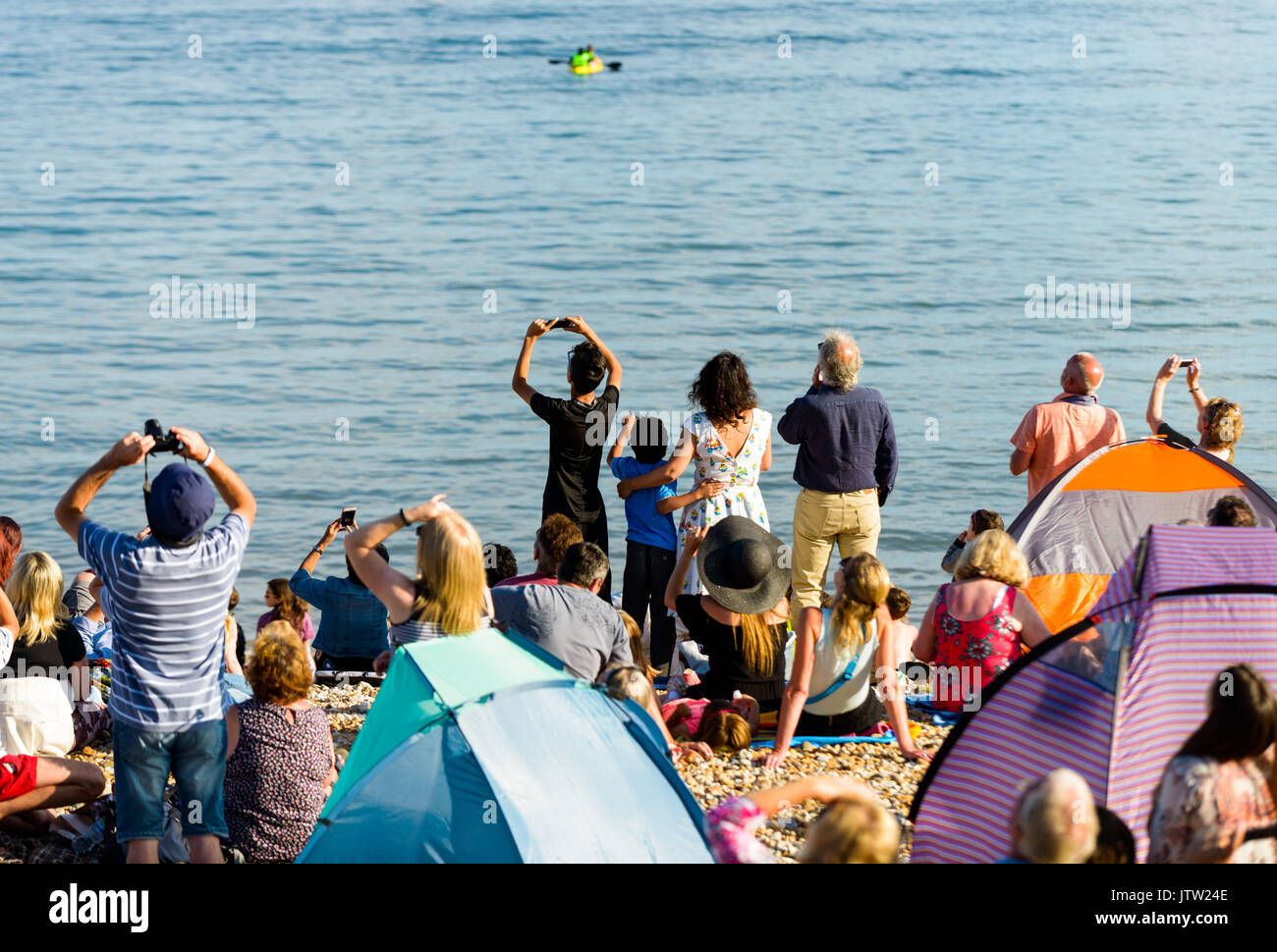 **Lyme Regis, Dorset, Regno Unito. 10 ago 2017. La RAF frecce rosse abbagliare la folla con la loro scarsa precisione volando air show più di Lyme Regis presso la regata annuale e la settimana di carnevale in West Dorset in una calda serata di sole. Credito: Dan Tucker/Alamy Live News Foto Stock