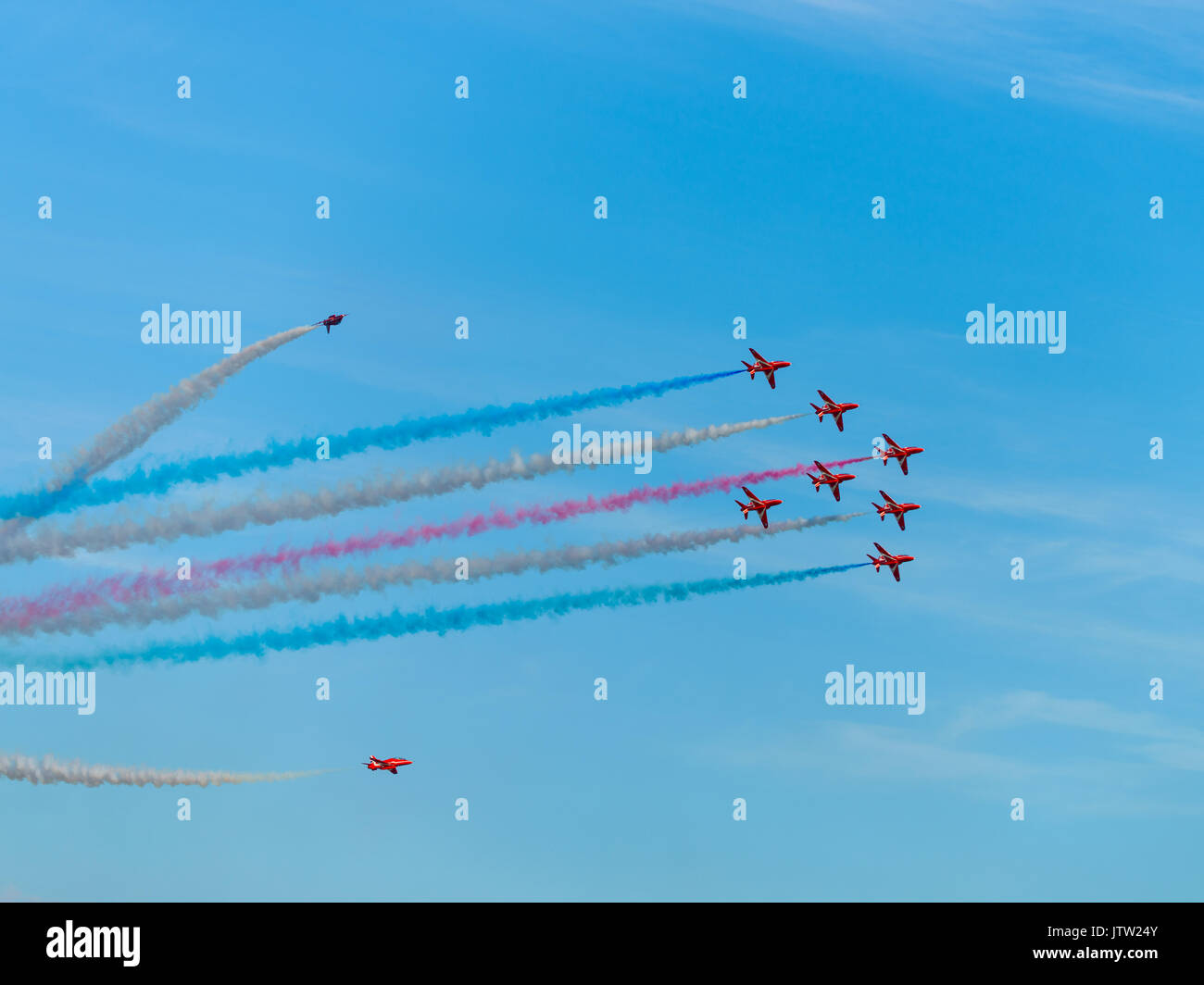 **Lyme Regis, Dorset, Regno Unito. 10 ago 2017. La RAF frecce rosse abbagliare la folla con la loro scarsa precisione volando air show più di Lyme Regis presso la regata annuale e la settimana di carnevale in West Dorset in una calda serata di sole. Credito: Dan Tucker/Alamy Live News Foto Stock