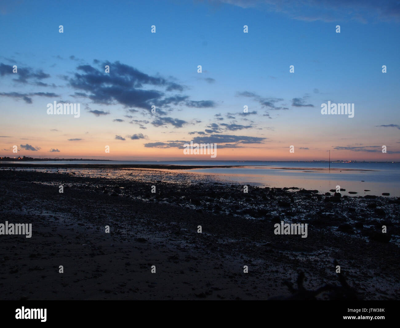 Sheerness, Kent. 10 Ago, 2017. Regno Unito Meteo: uno splendido tramonto dorato e sky ha segnato la fine della giornata. Credito: James Bell/Alamy Live News Foto Stock