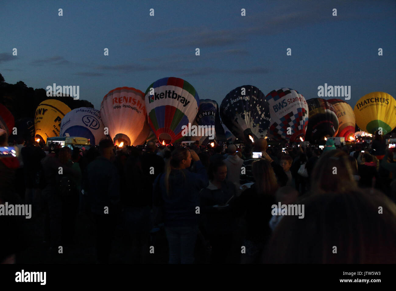 I palloni ad aria calda a Bristol International Balloon Fiesta, tenutosi a Ashton Court, Bristol, Regno Unito, 10 agosto 2017. I palloncini sono in aumento per un bagliore di notte, un evento progettato per essere meno dipendenti dal tempo e in cui i palloncini soggiorno sulla terra come un gruppo e si illuminano con la loro razzi di gas a tempo di musica. Foto Stock