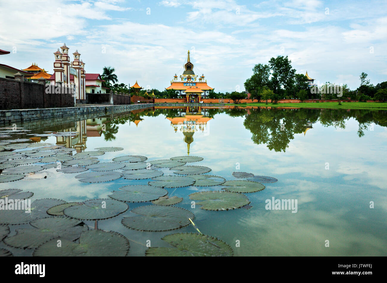Il grande drigung kagyud lotus stupa costruito dalla Germania, lumbini pace giardino, Nepal Foto Stock