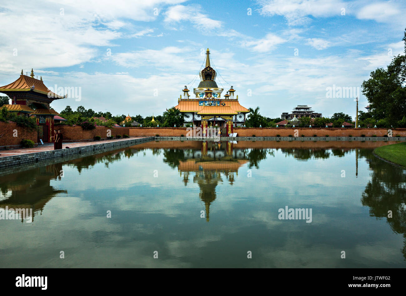 Il grande drigung kagyud lotus stupa costruito dalla Germania, lumbini pace giardino, Nepal Foto Stock