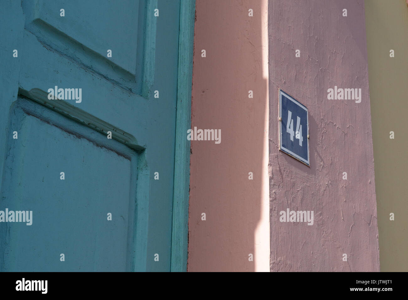 Numero civico 44 su una luce blu porta in Santa Cruz de Tenerife, Isole Canarie, Spagna Foto Stock