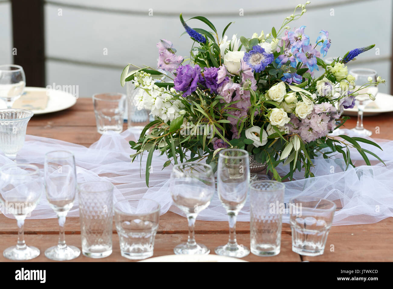 Bicchieri sulla festosa messa in tavola. Wedding decorazioni da tavola concetto. Impostazione tabella in stile classico, setout. fine art.