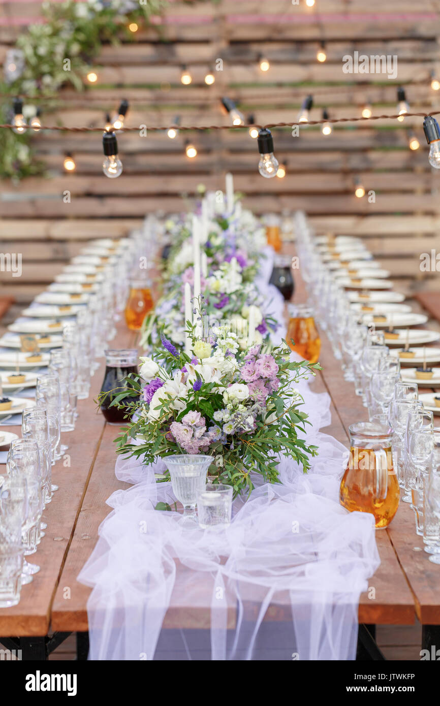 Bicchieri sulla festosa messa in tavola. Wedding decorazioni da tavola concetto. Impostazione tabella in stile classico, setout. fine art. Foto Stock