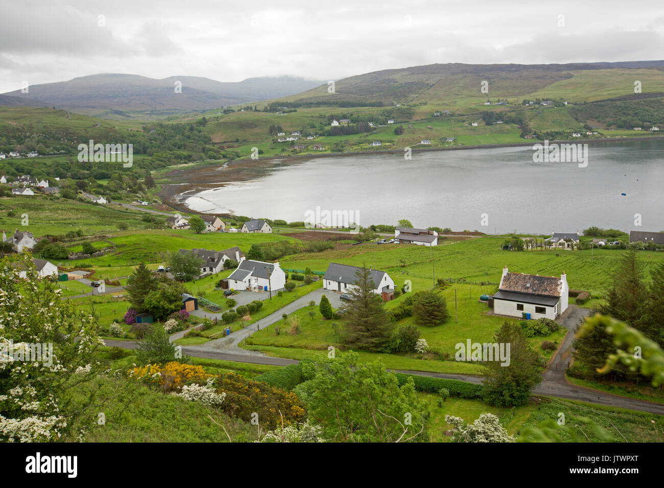 Ampia vista dall alto lookout, della città e del porto circondato da colline e montagne a Uig, Isola di Skye in Scozia Foto Stock