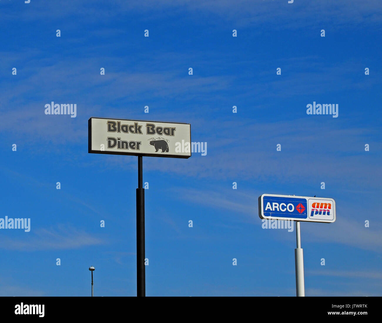 Black Bear Diner ristorante e Arco gas station e am pm segni di mercato, California Foto Stock