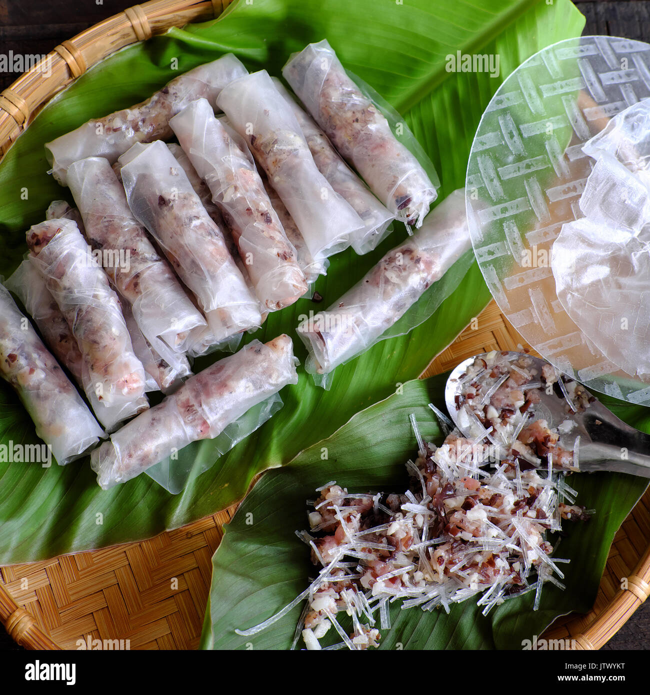 Facendo vietnamita rotolo di uova o involtini primavera o cha gio, è ... Facendo vietnamita rotolo di uova o involtini primavera o cha gio, è ...