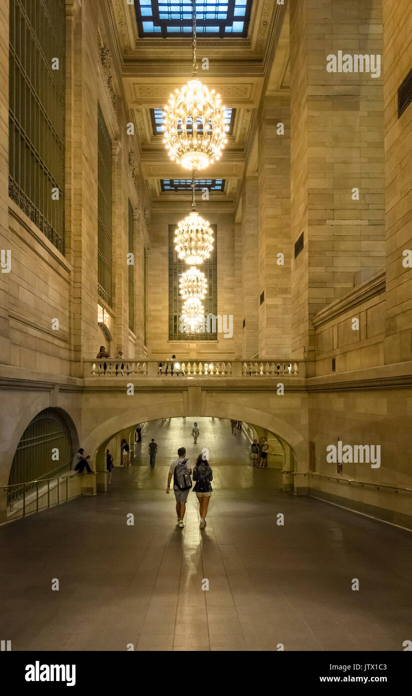 Coppia giovane a camminare in un corridoio di Grand Central Station in New York City Foto Stock