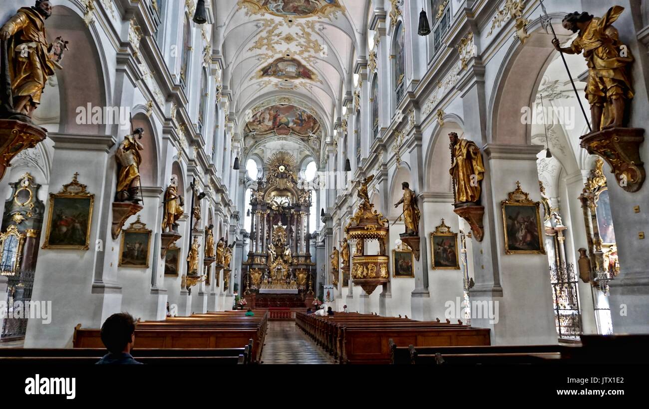 Interno della Basilica di San Pietro o pfarrkirche a Monaco di Baviera, Germania Foto Stock
