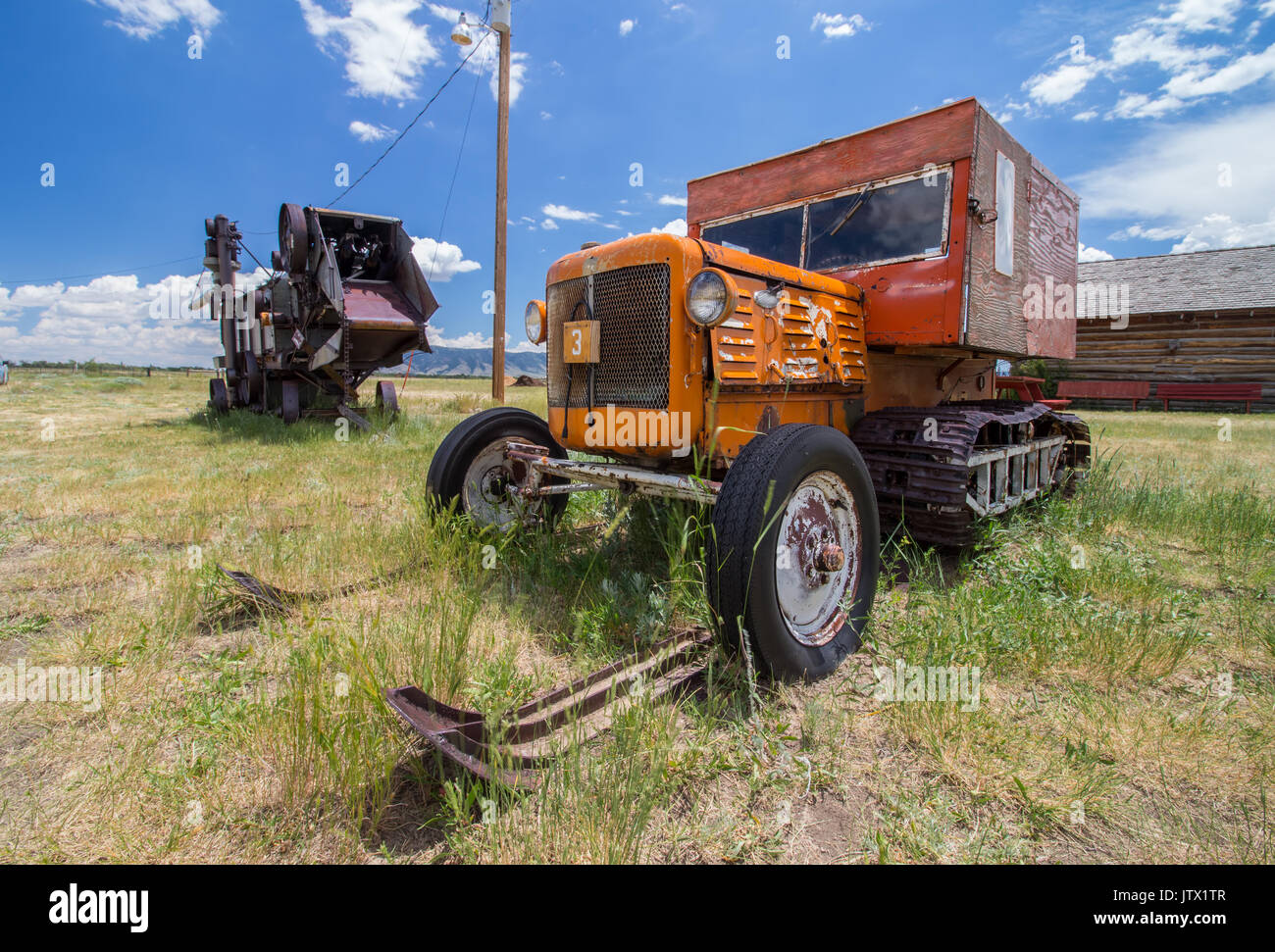 Una motoslitta da un'età bygone, completa con le vie e gli sci, poggia sulla prateria del west americano. Foto Stock