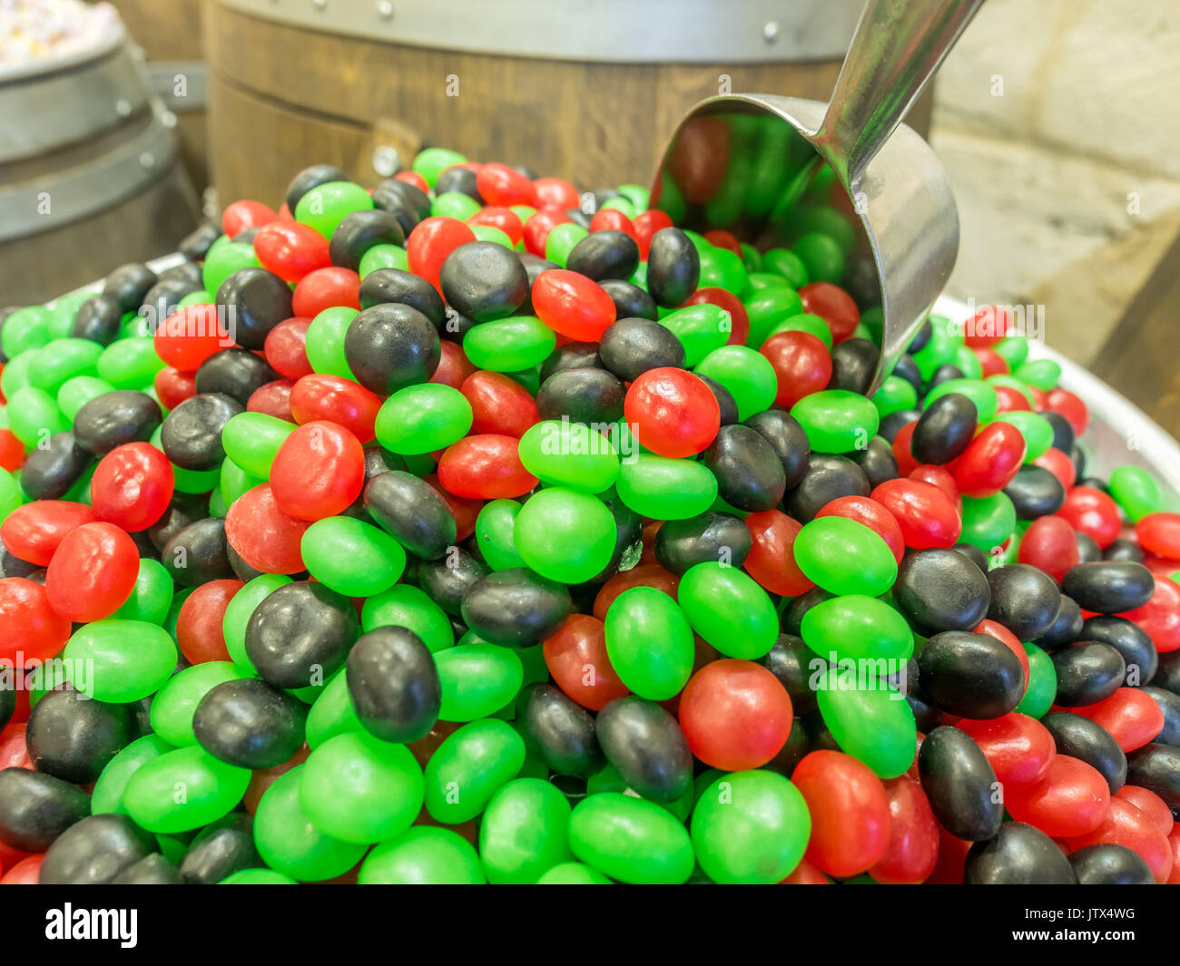 Caramelle colorate in botte grande Foto Stock