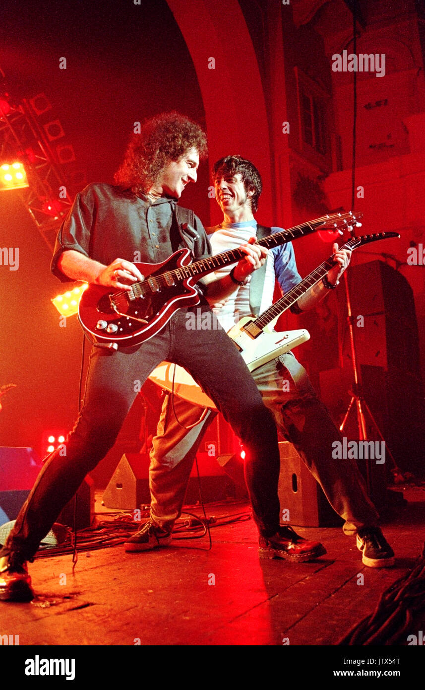 Queen's Brian May suona con Dave Grohl come ospite speciale (con Roger Taylor) presso i Foo Fighters gig, Brixton Academy, 25 novembre 1999 Foto Stock