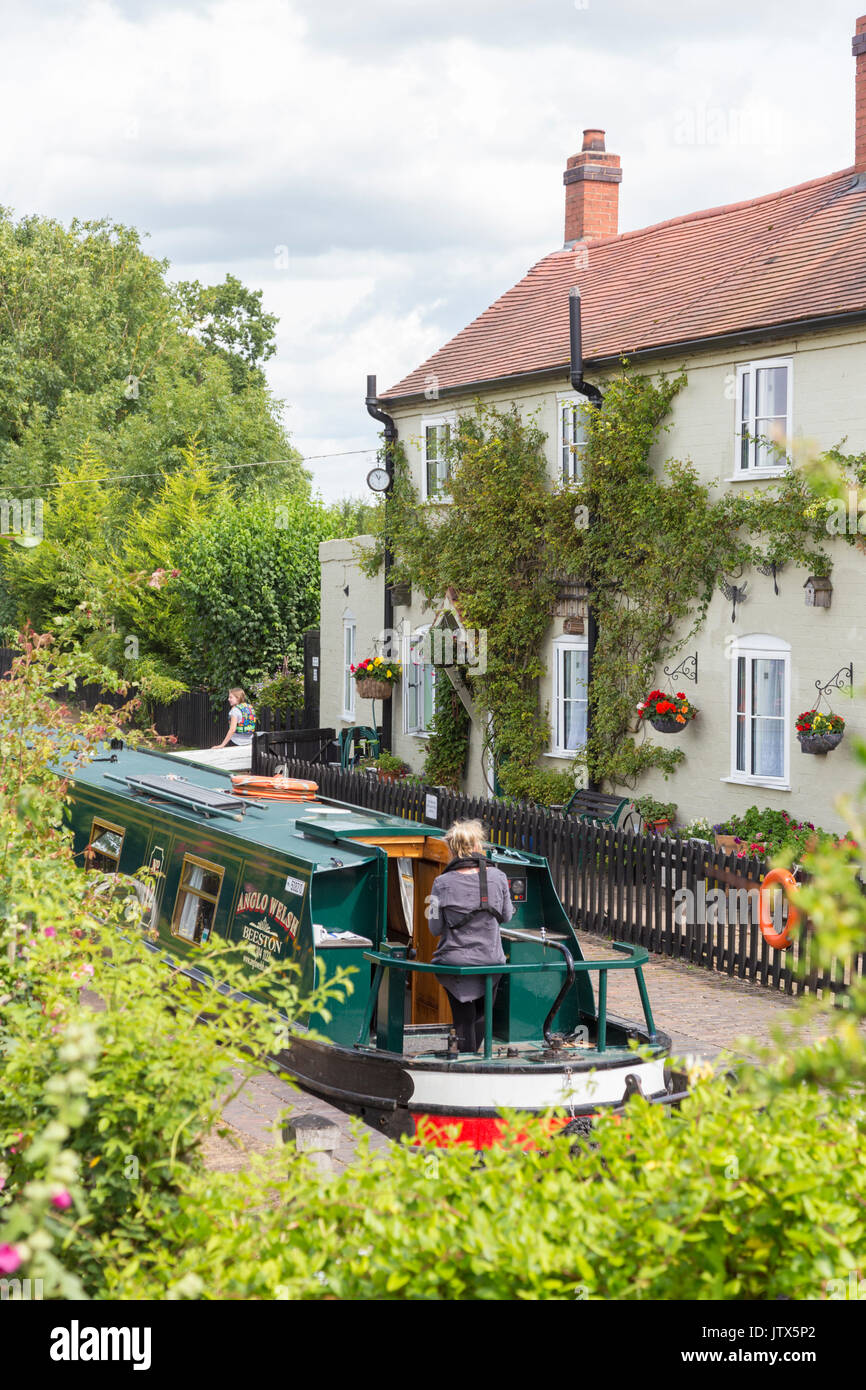 Il canottaggio sulla Worcester & Birmingham Canal a Astwood serratura, Worcestershire, England, Regno Unito Foto Stock