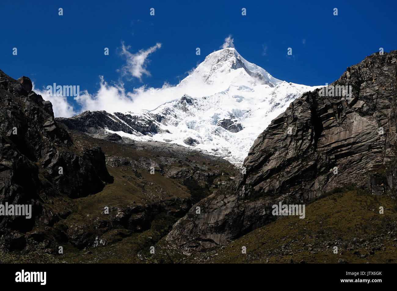 Sud America, bellissima Cordillera Blanca montagna. Il quadro presenta snowcovered Piramide de Garcilaso picco, Perù Foto Stock