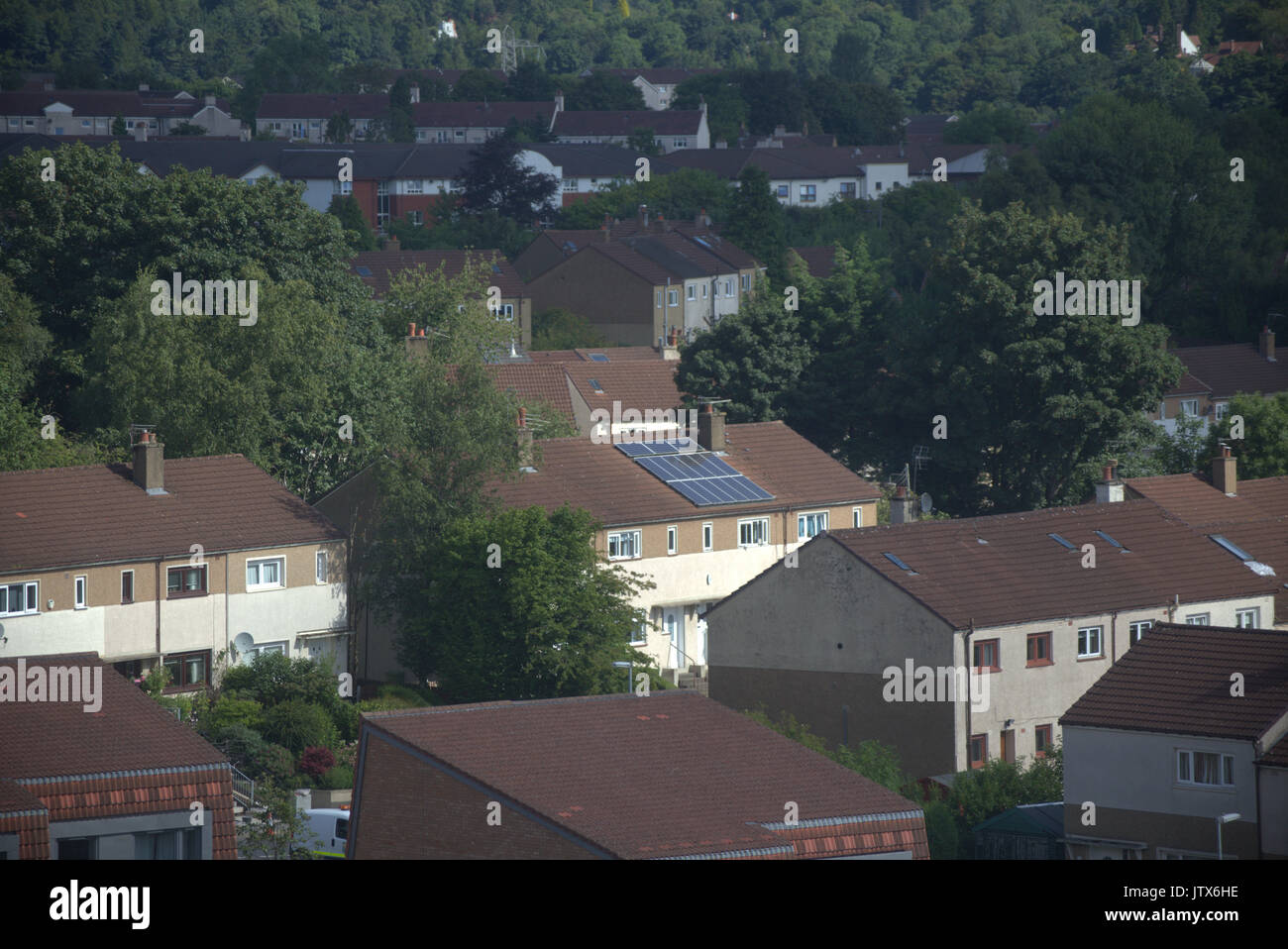 Pannello solare su una parte rivolta a sud con tetto semi suburbana casa unifamiliare blairdardie glasgow Foto Stock