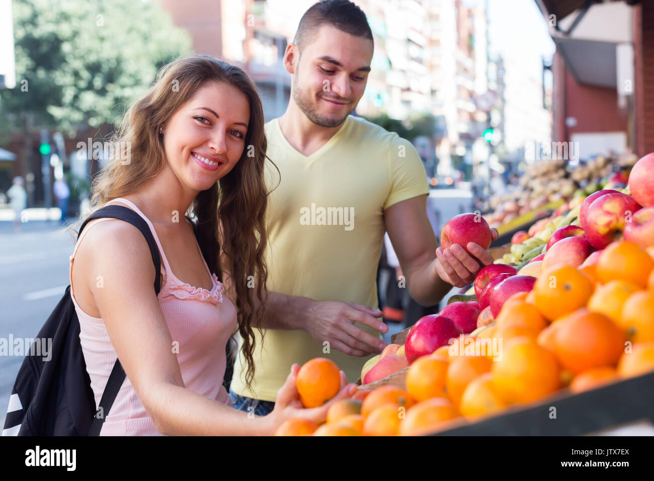 Coppia giovane la raccolta di frutti su mercati Foto Stock