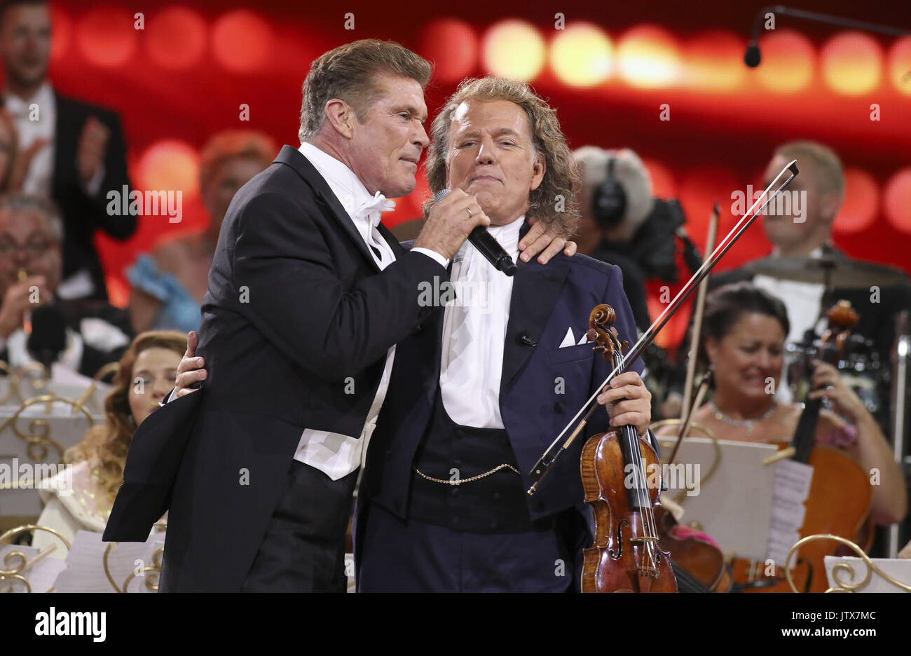 David Hasselhoff unisce André Rieu sul palco in diretta da Piazza Vrifthof, a Maastricht, come parte del suo trentesimo anniversario con la Johann Strauss Orchestra con: André Rieu, David Hasselhoff dove: Maastricht, Paesi Bassi Quando: 09 lug 2017 Credit: WENN.com * * disponibile solo per la pubblicazione in UK, USA, Germania, Austria, Svizzera** Foto Stock