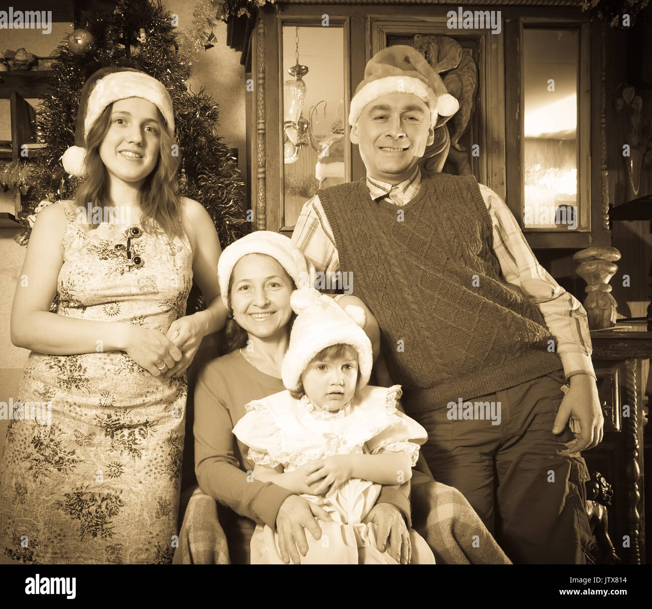 Imitazione Di Antiche Foto Di Felice Le Tre Generazioni Della Famiglia In Posa Per Ritratto Di Natale A Casa Foto Stock Alamy
