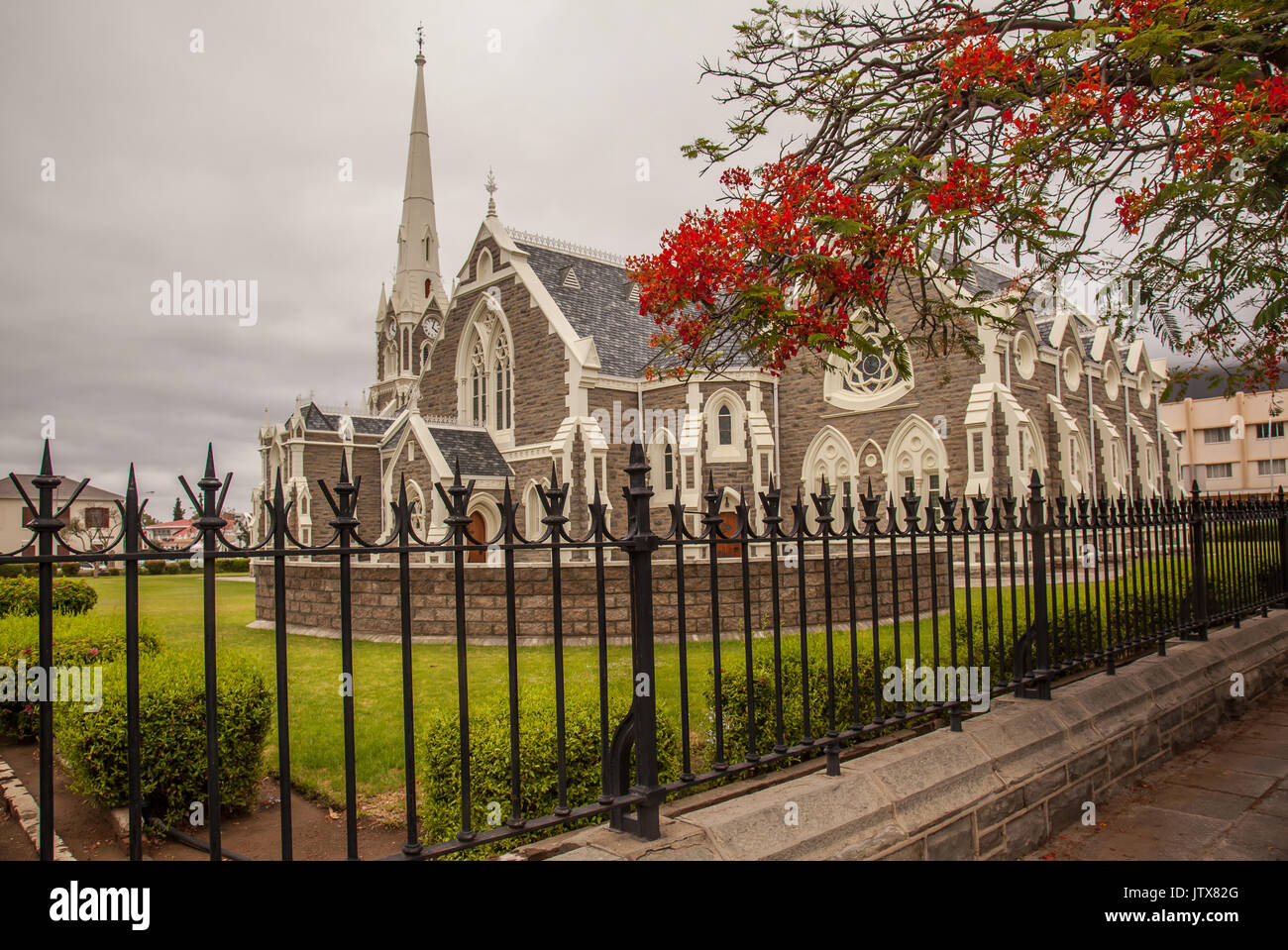 La suggestiva chiesa grande, Grootkerk, nella città di Graaff-Reinet costruito in stile neo-gotico, sotto cieli grigi Foto Stock