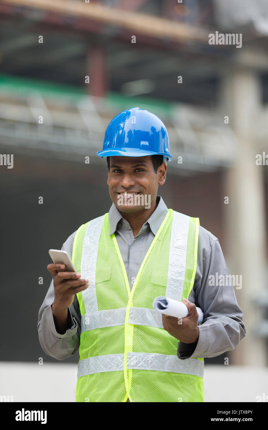 Ritratto di un maschio indiano ingegnere industriale o builder a lavoro. Foto Stock