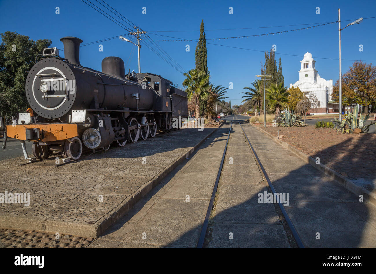 Un plinthed locomotiva a vapore allo stato libero comune di Fauresmith, dove il treno utilizzato per viaggiare lungo la strada principale, l'unica città in Sud Africa w Foto Stock