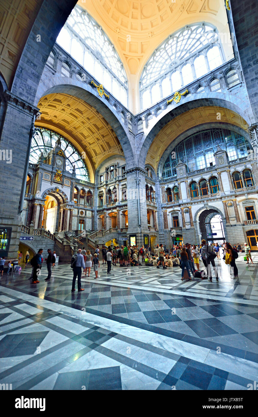 Anversa/ Antwerpen, Belgio. Stazione Centrale di Antwerp / Antwerpen-Centraal. (Louis Delacenserie: 1905) entrata principale hall Foto Stock