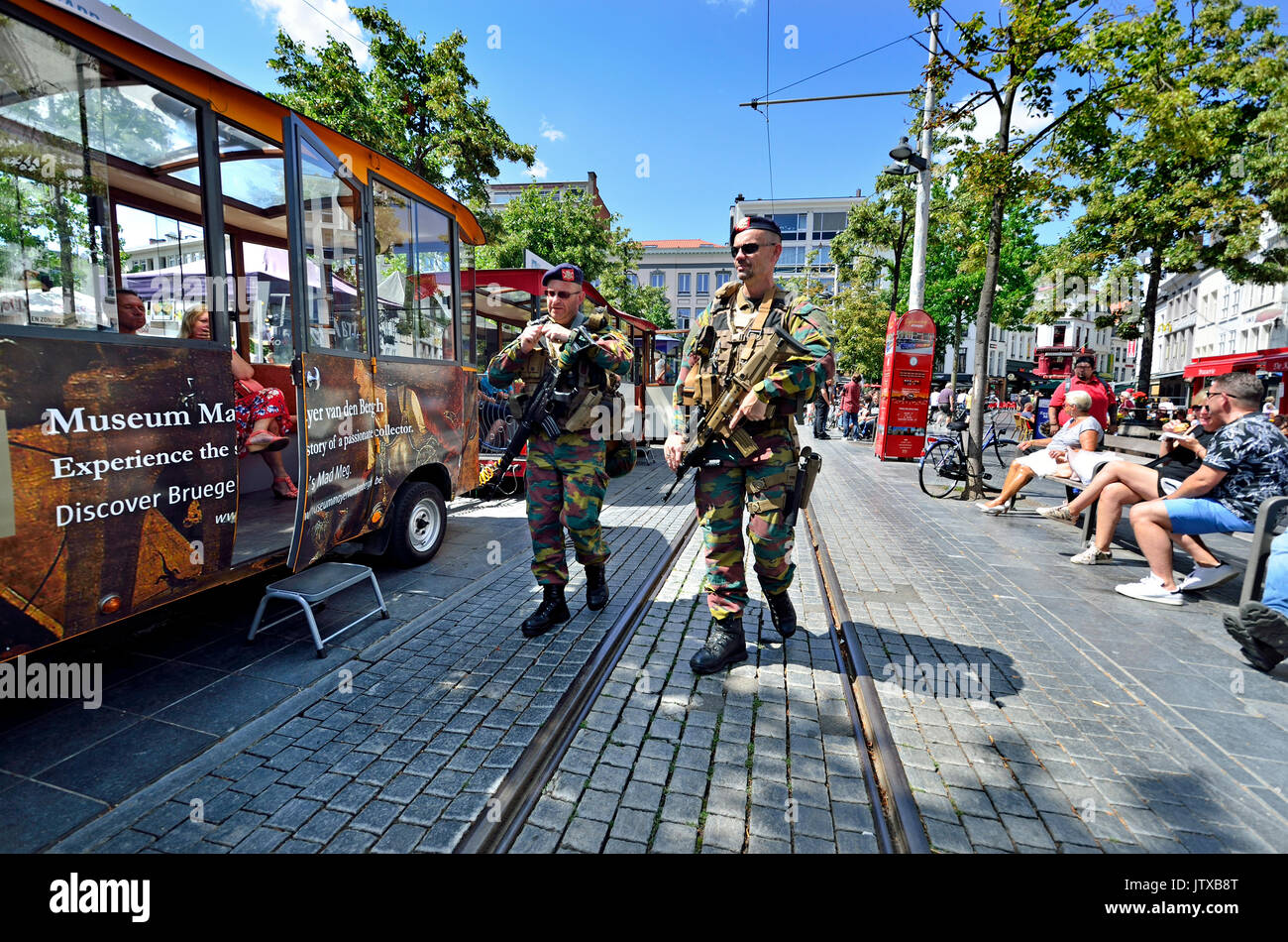 Anversa, Belgio. Soldati armati pattugliano il Groote Markt (piazza principale) durante le feste per il Belgio il giorno 22 luglio 2017 Foto Stock