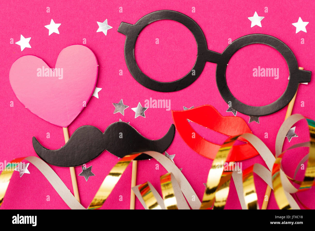 Parte del divertimento di puntelli su uno sfondo di colore rosa. Wedding, gallina fare party photobooth. Foto Stock