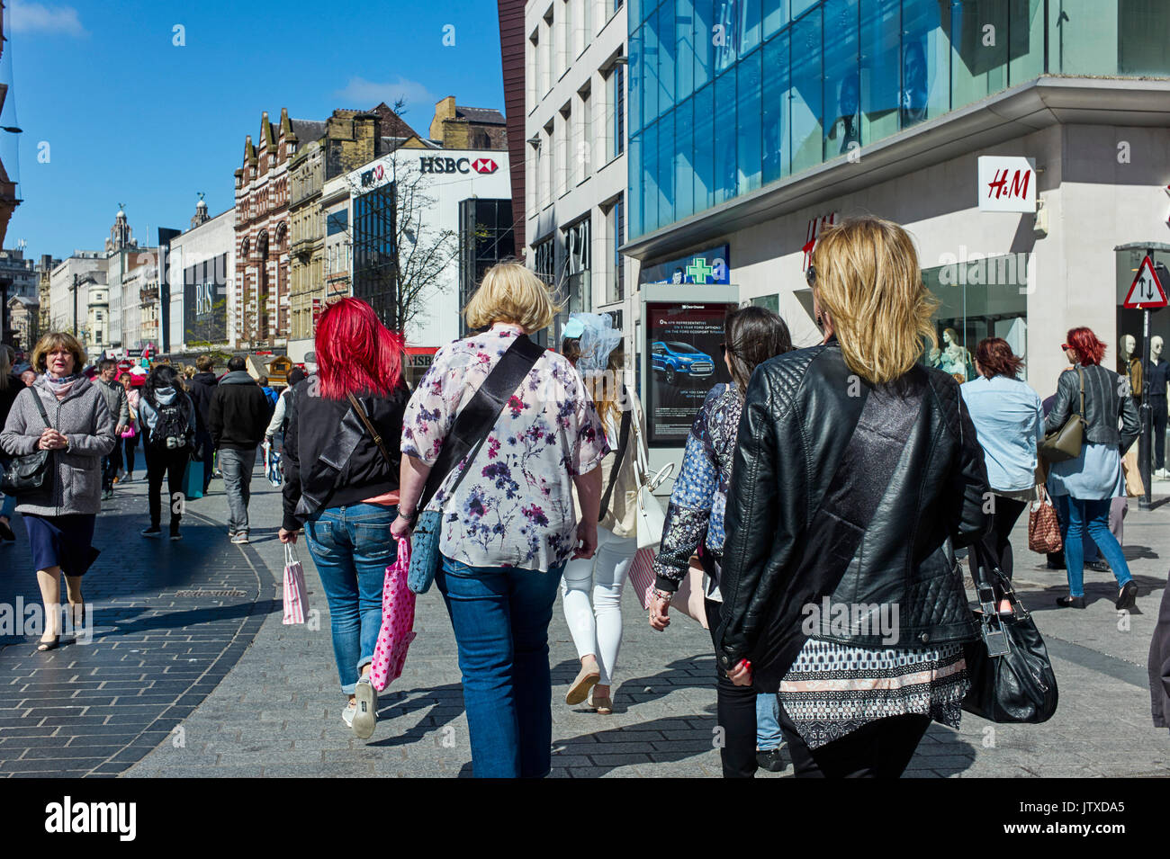 Bridal hen weekend di shopping in Liverpool Foto Stock