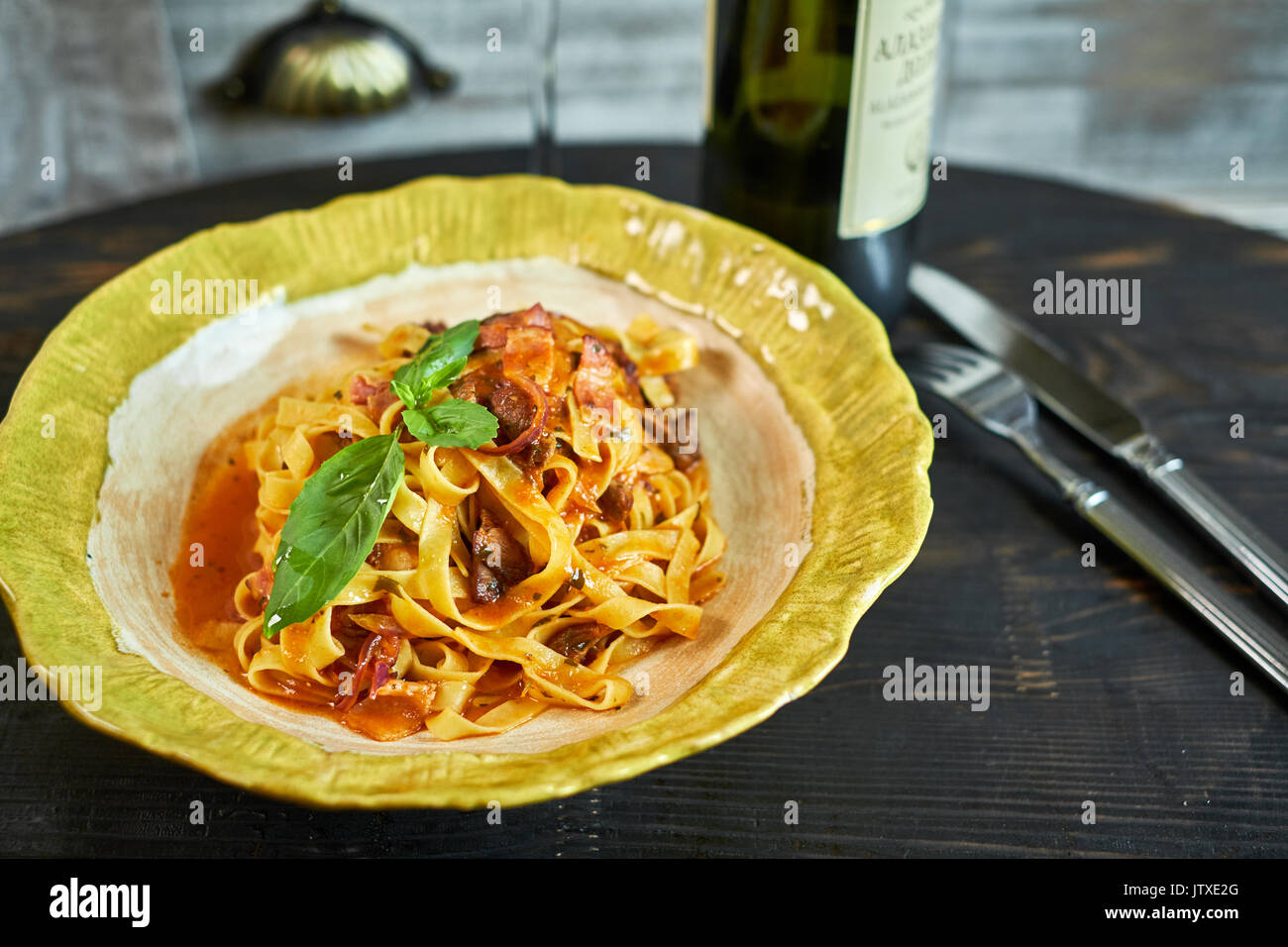Italian penne pasta con pomodori e pesto in un ristorante Foto Stock