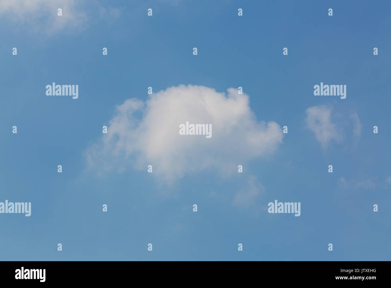 Il cielo e la nuvola bianca: cielo blu chiaro con spazio per lo sfondo del testo Foto Stock