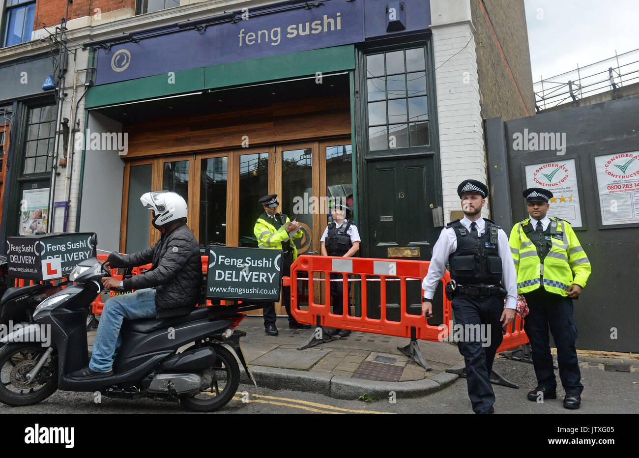 La polizia di Stoney Street nel mercato di Borough, Londra, dove essi sono di rispondere alle segnalazioni di una sostanza non precisata essendo consegnato in una busta per un'azienda. Foto Stock