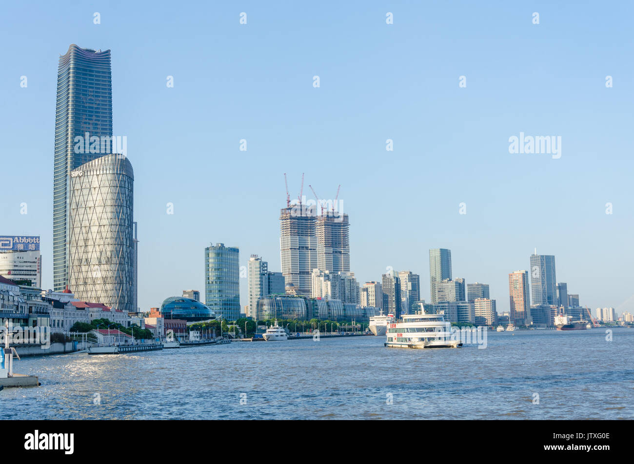 Guardando in giù il fiume Huangpu a Shanghai in Cina. Foto Stock