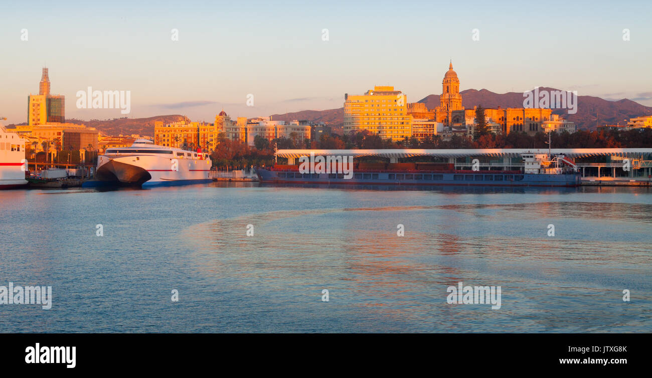 Vista di Malaga dal porto di mattina. Spagna Foto Stock