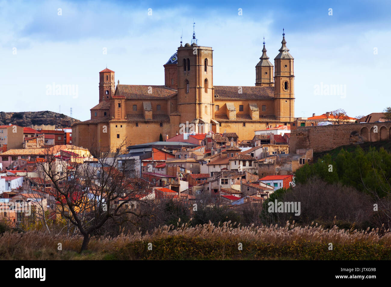 Vista giorno di Santa Maria la Mayor chiesa ad Alcaniz. Spagna Foto Stock