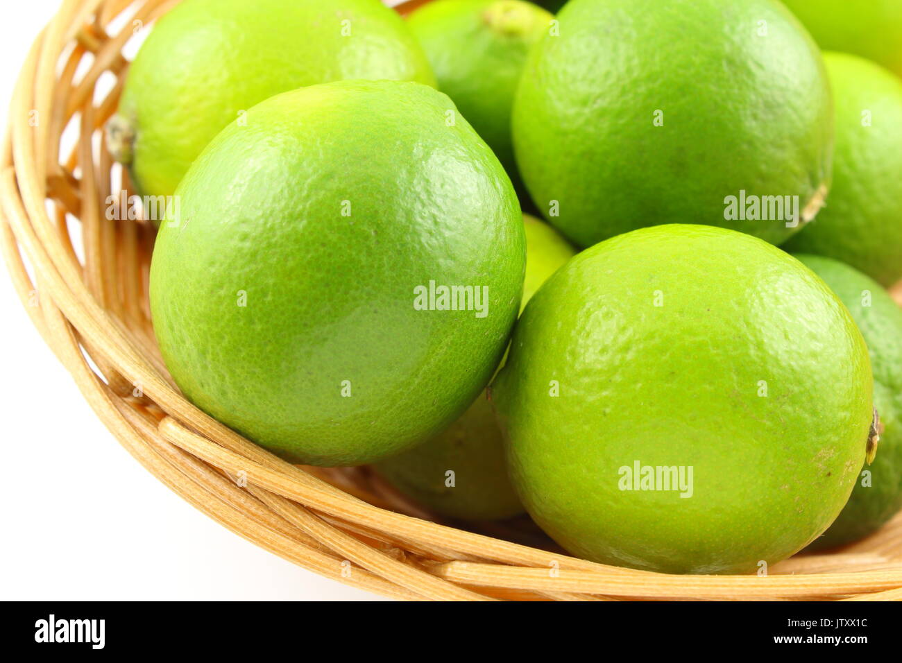 Composizione di lime fresco frutta in un cestino Foto Stock
