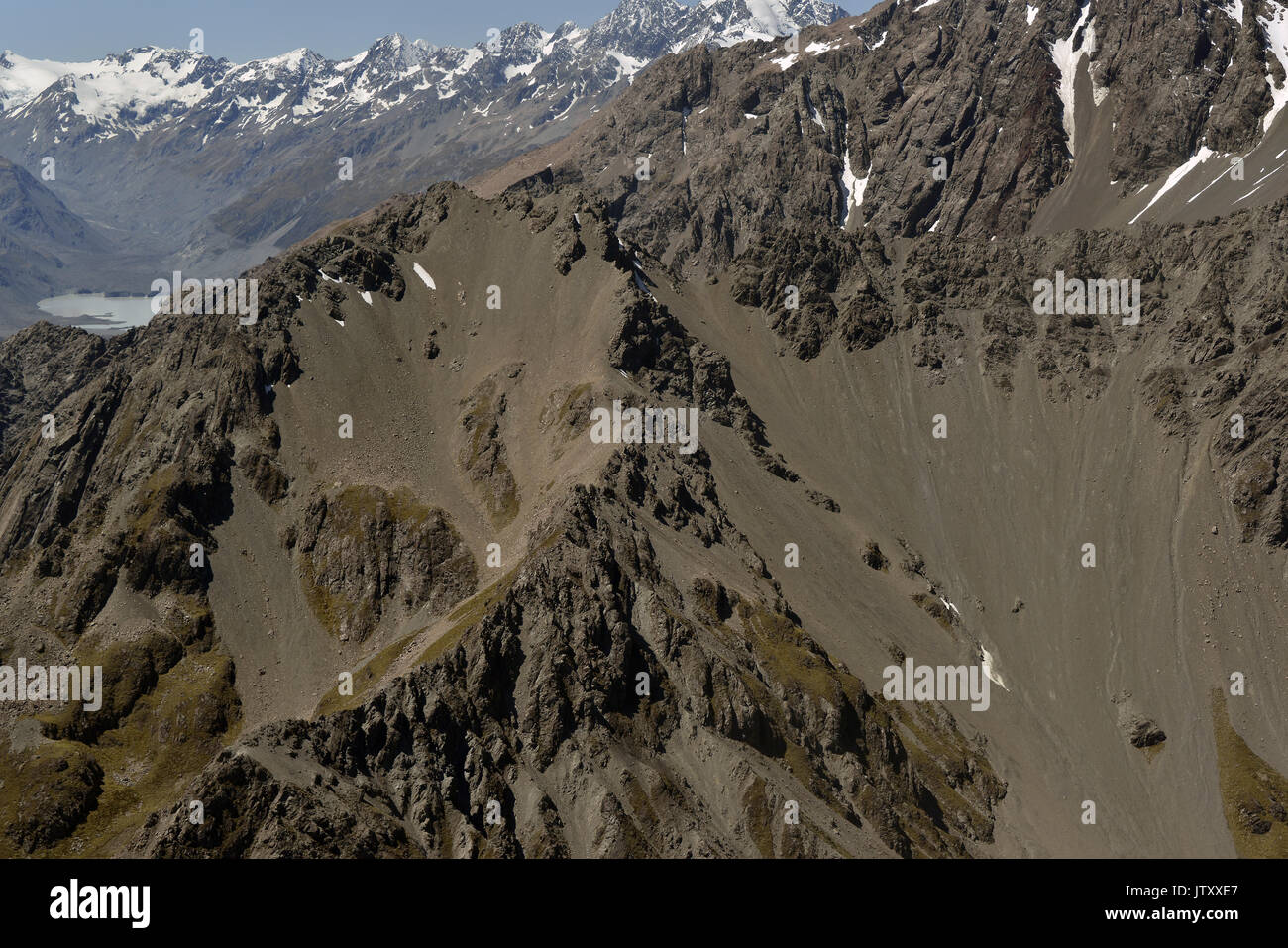 Vicino la vista aerea del ghiaione pendenze coperte di una parte delle Alpi del Sud in Nuova Zelanda, in Mt Cook National Park. Questa vista è vicino a Mt Cook. Foto Stock