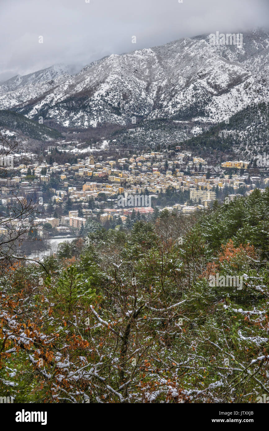 Una luce la neve copre la città termale di Vernet-les-Bains, ai piedi dei Pirenei. Occitanie, Francia Foto Stock