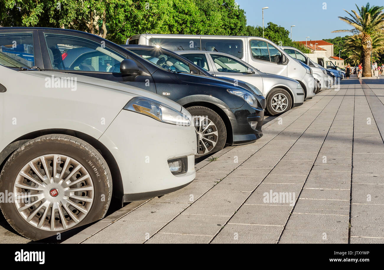 MAKARSKA, CROAZIA - 5 luglio, 2017: parcheggio i veicoli sulle strade di Makarska Foto Stock