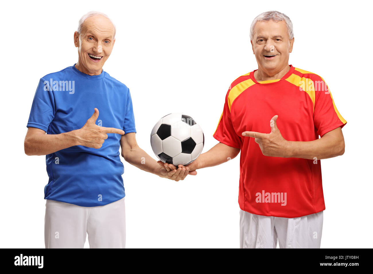 Due anziani giocatori di calcio tenendo un calcio e puntamento isolati su sfondo bianco Foto Stock