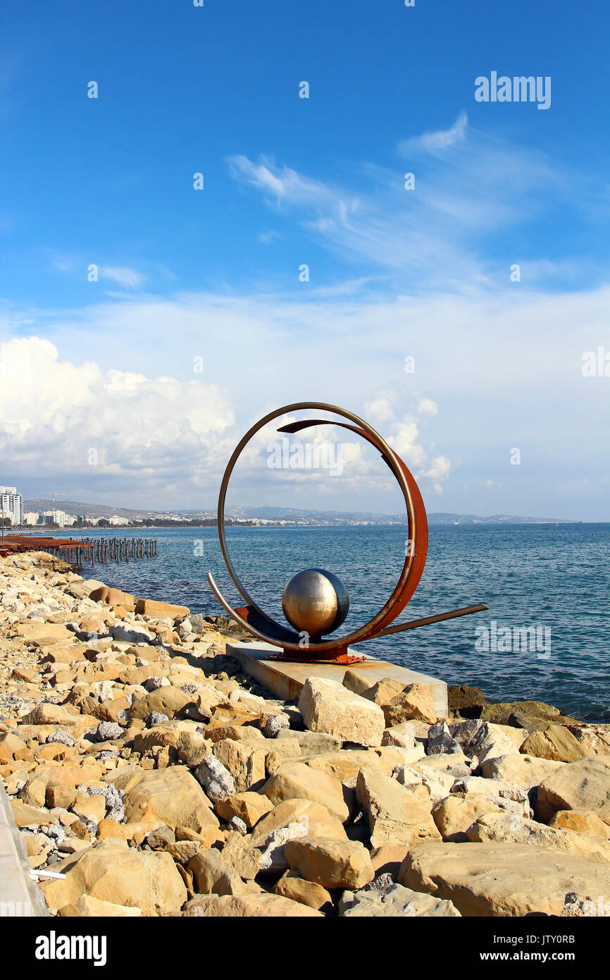 Scultura di Molos Park a fronte spiaggia di Limassol, Cipro Foto Stock