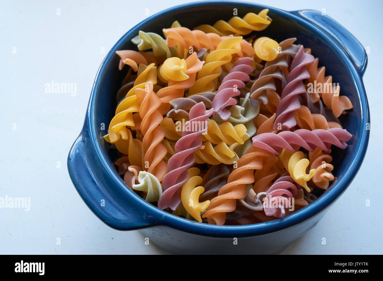 Vaso in ceramica con spirale pasta italiana. realizzato da tutto il chicco di frumento Foto Stock