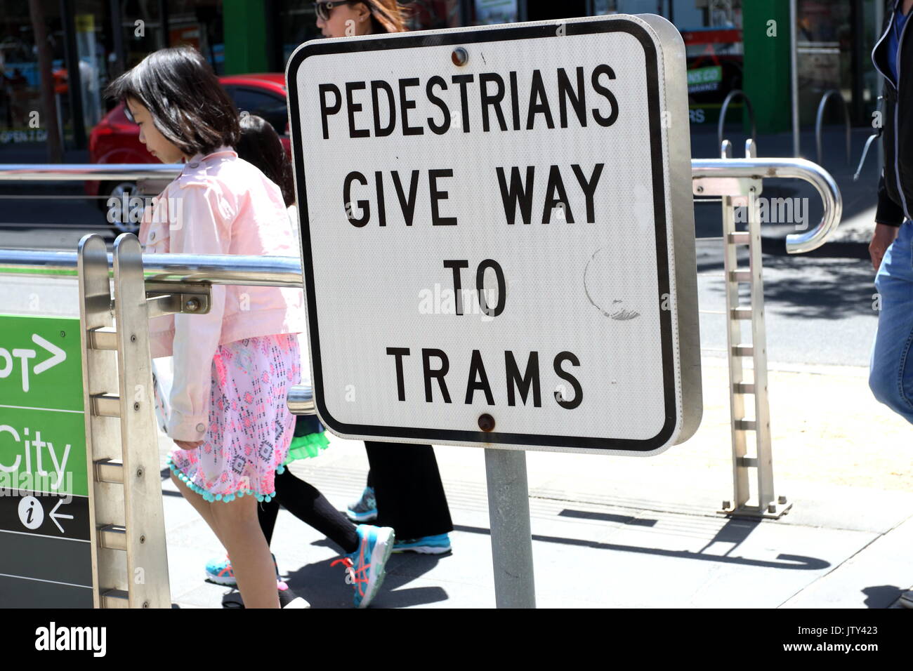 Pedoni dare modo ai tram cartello nel CBD di Melbourne Victoria Australia Foto Stock