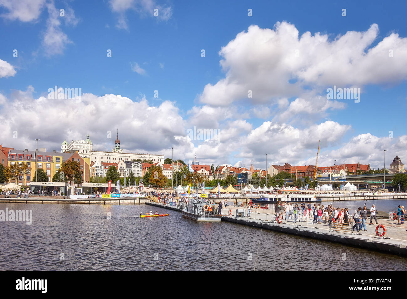 Szczecin, Polonia - Agosto 06, 2017: Visitatori cross Oder river con militare ponte galleggiante durante la finale di Tall Ships gare 2017. Foto Stock