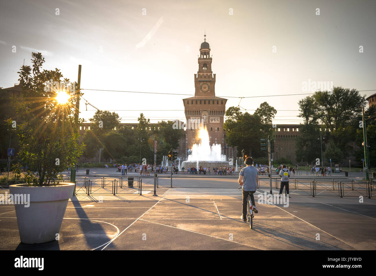 Tramonto a Milano Castello Sforzesco, Fontana di Castello Sforzesco, Italia Foto Stock