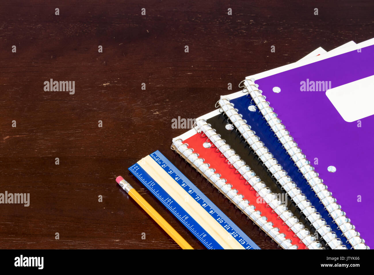Multi notebook colorato righello e matita su un tavolo Foto Stock