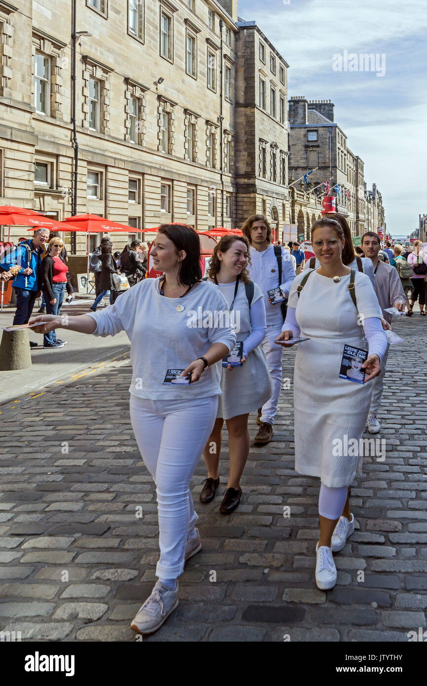 Il gruppo svizzero l'auftritt promozione mostra Leere Zeit - Tempo di inattività in Edinburgh Festival Fringe 2017 nella strada alta della Royal Mile di Edimburgo Regno Unito Scozia Foto Stock