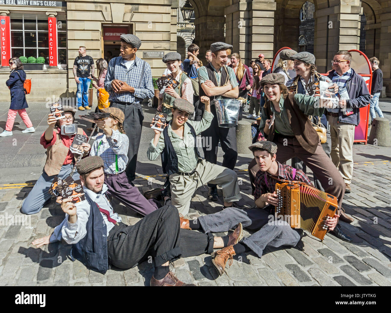 Babolin gruppo teatrale promuovendo la loro Phools show a Edinburgh Festival Fringe 2017 nella strada alta della Royal Mile di Edimburgo Regno Unito Scozia Foto Stock