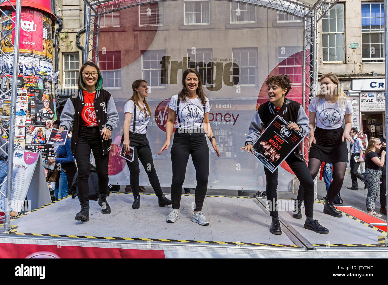 I toni di rotolamento gruppo promuovendo i loro archi e bretelle mostra a Edinburgh Festival Fringe 2017 nella strada alta della Royal Mile di Edimburgo Regno Unito Scozia Foto Stock